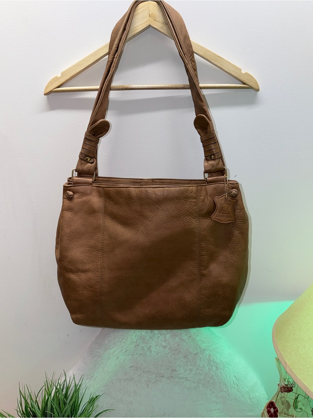 Leather Women's Tan Shoulder Bag with Dual Straps in Beautiful Condition 🔥 12x16